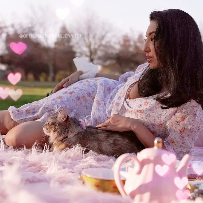 Just two pretty girls enjoying the park 👑💖🌸 https://t.co/J9UXj72zKs