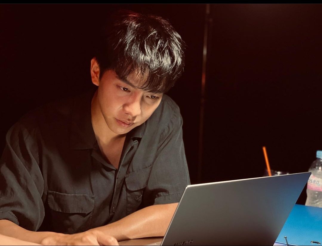 Seunggi using the laptop airens gifted for his work 🥺💚

Our CEO nim is the sweetest 😭

#LeeSeungGi #이승기 #휴먼메이드 #HumanMade