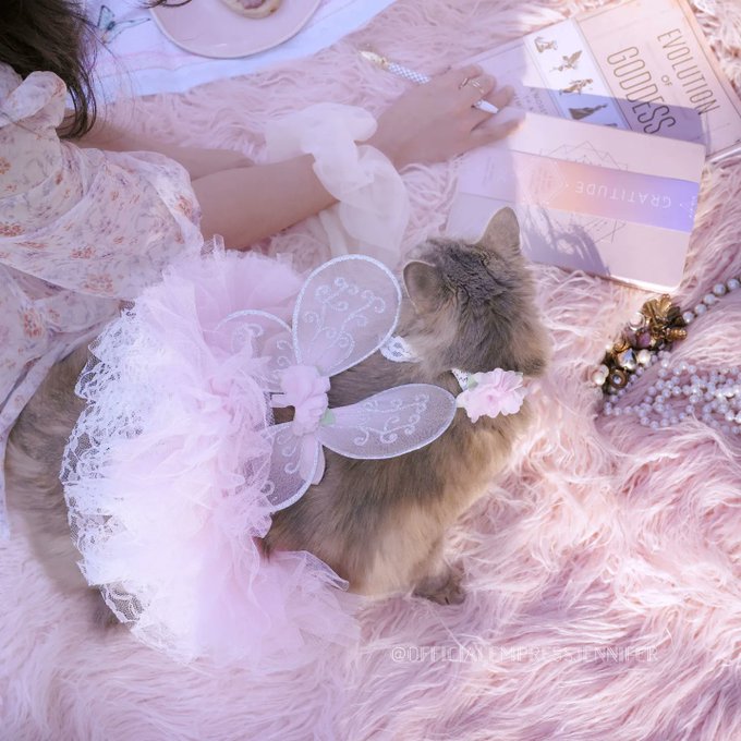 Just two pretty girls enjoying the park 👑💖🌸 https://t.co/J9UXj72zKs