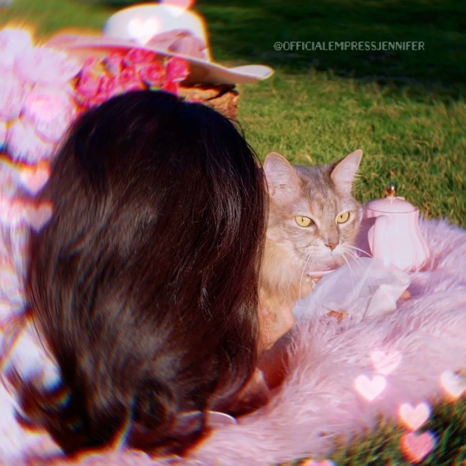Just two pretty girls enjoying the park 👑💖🌸 https://t.co/J9UXj72zKs