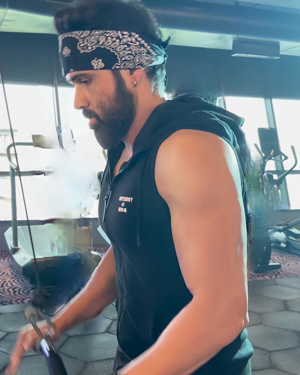Emraanians's tweet photo. Drool worthy side profile 😍🔥💪🏻 @emraanhashmi 🖤😘

#EmraanHashmi #FitnessGoals #FitnessFriday https://t.co/puJibdEwpC