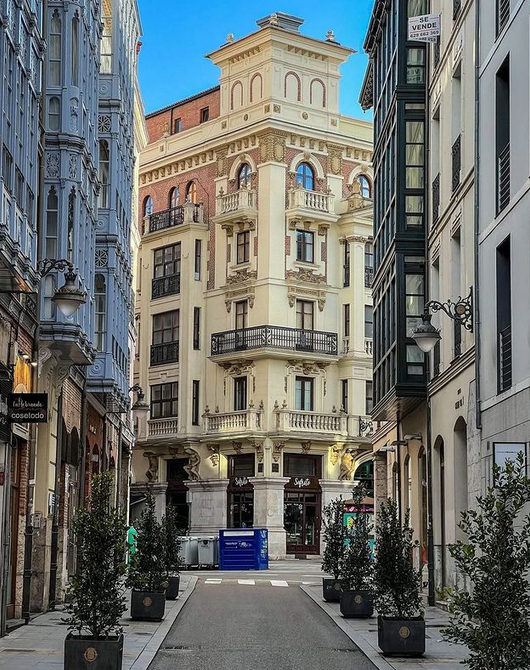 Calle del Val de Valladolid. Esperando abril para ir a #valladolid 🇪🇸 la ciudad que sorprende a cada paso, cuna y casa de reyes, de escritores y de artistas, y en donde cada año bailan mis amigos <a href="/BalletMoscu/">Ballet de Moscu</a> 🩰

@fotosdevalladolid - Instagram.