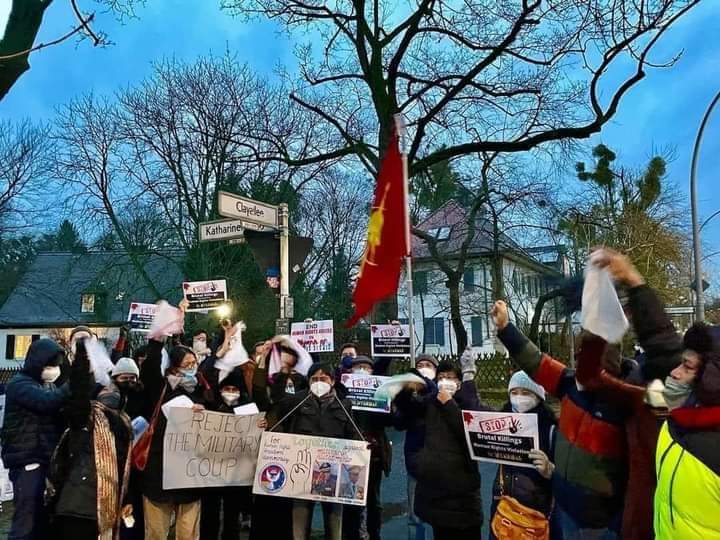 ActivistLittle's tweet photo. Brigadier Gen. Aung Kyaw Moe and his entourage [#MyanmarMilitaryTerrorists] from the Myanmar junta's embassy in Germany's Berlin were not allowed to renew their visas by Germany government and had to leave on Feb 24.

#2022Feb25Coup #WarCrimesOfJunta #WhatsHappeningInMyanmar https://t.co/H6lh5XYj17