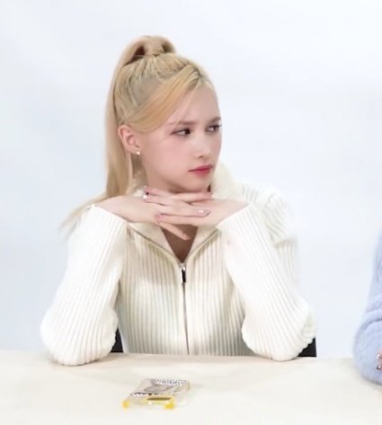 thinkinghiyyih's tweet photo. her stare 

#휴닝바히에 #HUENING_BAHIYYIH https://t.co/OGQbmdwZAL