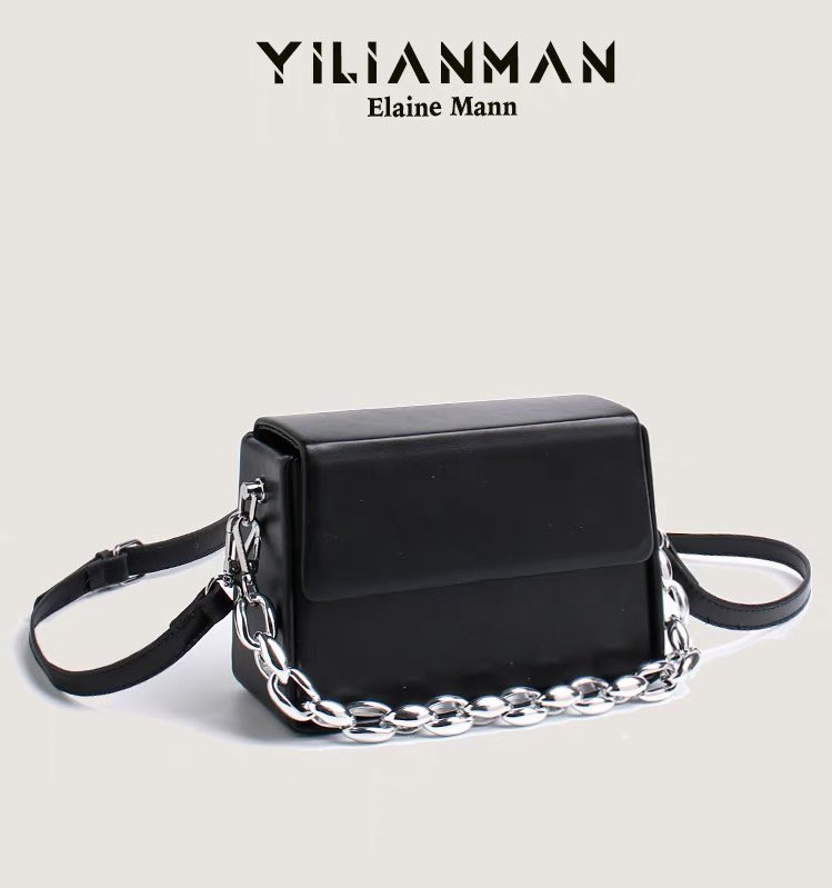 เป็น box bag ที่ดีไซน์ดีมาก ดูดีมีระดับ ใบเล็กแบบจุของกำลังพอดี สายโซ่ไม่หนัก ไม่ปวดไหล่ด้วย ใบละหลักร้อยเองง่ะ