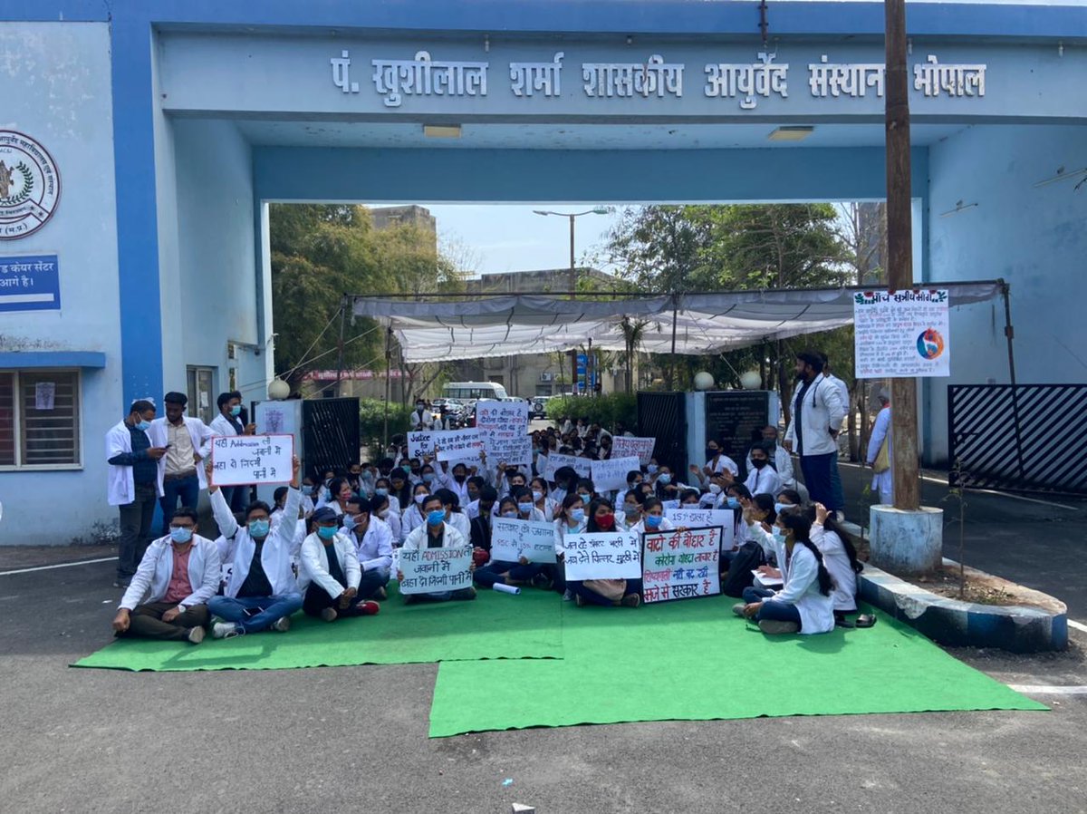 AnkitaJat8's tweet photo. आयुर्वेद में हो रही अनियमितताओं पर शासन को सचेत करने के लिए आर्युवेद छात्रों द्वारा मुहिम #StopPartialityAgainstAyurveda
#JusticeforBAMSScholars
#separateAYUSHuniversity
#RegularPSCforAYUSH
#EqualPayforEqualWork
@secymoayush 
@rashtrapatibhvn
@SadhviPragya_MP 
@CaraKDeshmukh https://t.co/u5JjJ2vi2j