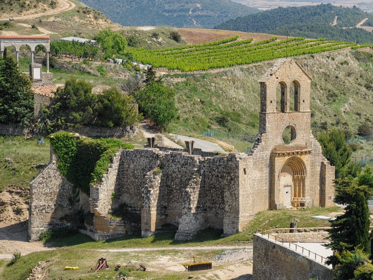 RomanicoEspana's tweet photo. Las ruinas de la iglesia de San Miguel de Ujué (Navarra), abandonada desde 1806 y que resiste estoicamente gracias a su solidez. Quizás en vez de vallarse por 'riesgo de derrumbe', podría plantearse una consolidación de sus restos #FelizViernes #FelizFinDeSemana #BuenosDias https://t.co/T7IMJrNkJp