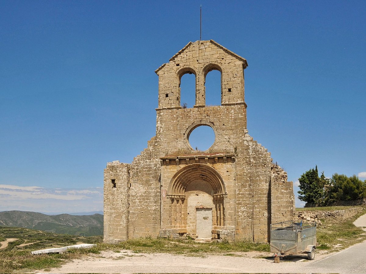 RomanicoEspana's tweet photo. Las ruinas de la iglesia de San Miguel de Ujué (Navarra), abandonada desde 1806 y que resiste estoicamente gracias a su solidez. Quizás en vez de vallarse por 'riesgo de derrumbe', podría plantearse una consolidación de sus restos #FelizViernes #FelizFinDeSemana #BuenosDias https://t.co/T7IMJrNkJp