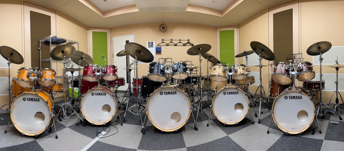 Yamahadrums_jp's tweet photo. 昨年スガナミミュージックサロン多摩に導入したTour Custom全カラーをRCCドラムスクールの発表会にて使用しました😆🎶
全5色が並んだ景色は圧巻ですね！🤩
中の人でもなかなか見られない光景です😂✨
#RCCドラムスクール #スガナミ楽器 #ドラムイベント #ツアーカスタム #tourcustom #ドラムセット https://t.co/9l6uB0vUuU