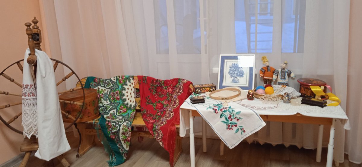 Совместно с ФГБНУ «ИХОиК РАО» на базе нашего детского сада организована выставка "Мир народного искусства".Целью выставки является-познакомить детей с видами народного творчества, воспитать интерес и любознательность к искусству.