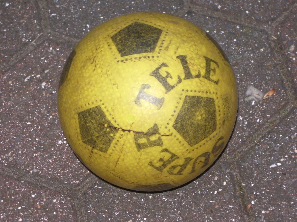 SundayShoutsFC's tweet photo. What is the name of this ball? https://t.co/SdoZZXGXt1