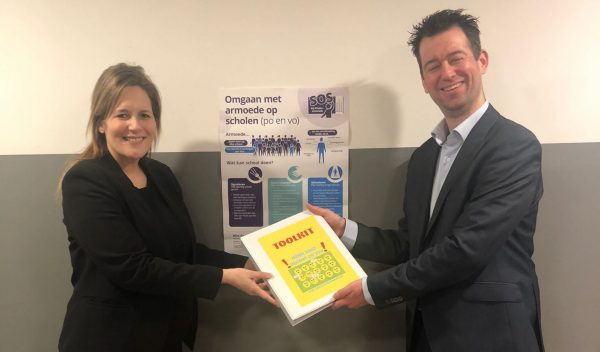 De basisscholen in Vught starten met een campagne om armoede bespreekbaar te maken. Op maandag 21 februari overhandigde wethouder Toine van de Ven de toolkit ‘Maak armoede bespreekbaar’ aan de directeur van De Lichtstraat, Ingrid Groen-Waltjen.  vught.nu/campagne-maak-…