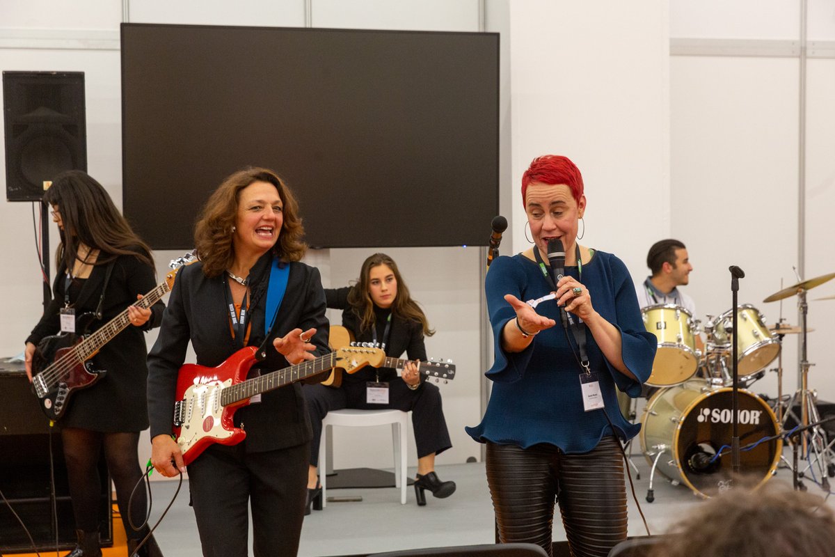 FranchiseExpo22's tweet photo. Was erwartet uns wohl heuer auf der FEX22? Letztes Jahr machte Sandra Weckert von @bigbandmethod innerhalb kürzester Zeit aus vielen Leuten Musiker 🎸🎷🎤. Auch Carina Felzmann, Show- & Marketing Director FEX, wurde zur Rockröhre 😅.
#FEX22 #franchise #braintreeacademy https://t.co/zkUc9zOPau