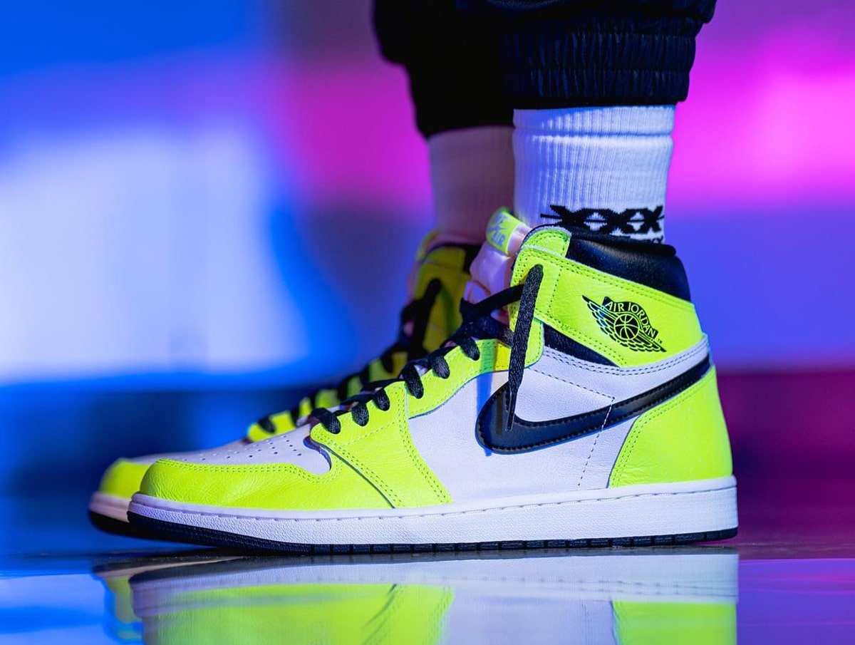 aj1 volt on feet