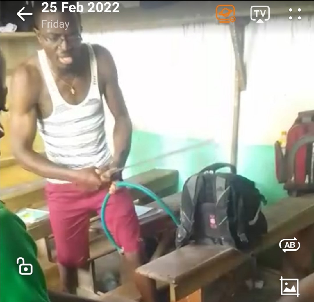 TheCameroonianZ's tweet photo. Un enseignant #Douala a torturé un élève avec une machette et un marteau... 
... lui a frotté le corps avec du poivre... 
... et l'a obligé à manger du poivre. 

Vidéo 🚨🚨🚨 https://t.co/JhdGmfhYNB
