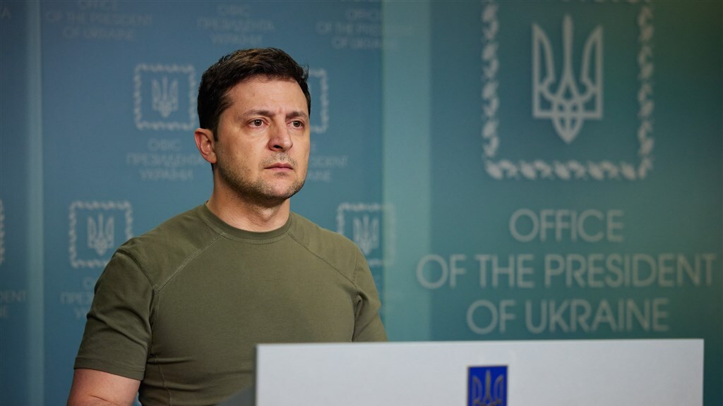 Het kan niet genoeg benadrukt worden: wat een geweldige man is de Oekraïnse president Zelensky. Hij bracht het van komiek tot president en ontpopt zich nu tot een staatsman van allure, wetend dat hem een gruwelijk lot wacht vanwege de persoonlijke wrok van Poetin jegens hem.
