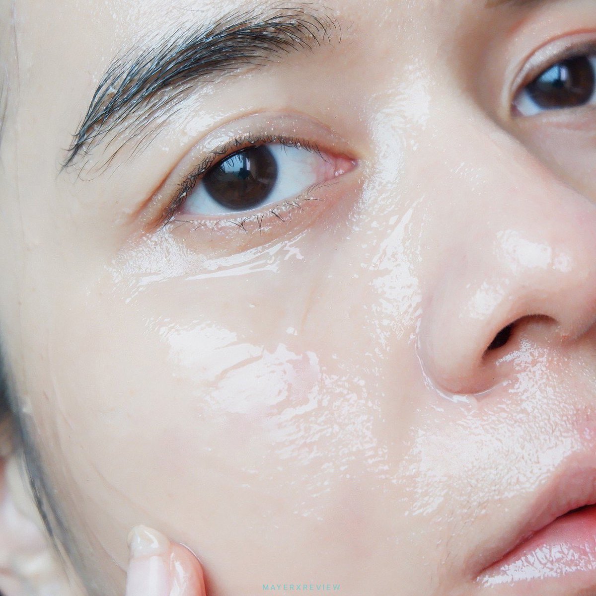 memayerr's tweet image. มันเวิร์คมากทุกคน ตัวคลีนซิ่งเจลของพรีมโนบุ ใช้ลบเมคอัพโดยไม่ต้องใช้สำลีใดๆ เลย แค่บีบเจลลงมือที่แห้งละนวดๆ บนหน้าเบาๆ เมคอัพจะละลายออกมา หมดจดแบบไม่ต้องง้อสำลีเลยแหละ เมย์ชอบตรงที่ตัวนี้ใช้แล้วผิวชุ่มชื้นไม่แห้งตึงด้วยอ่า ไม่มีแอลด้วย ดีงามสุด ไปลองกัน #ใช้ดีบอกต่อ #premenobu