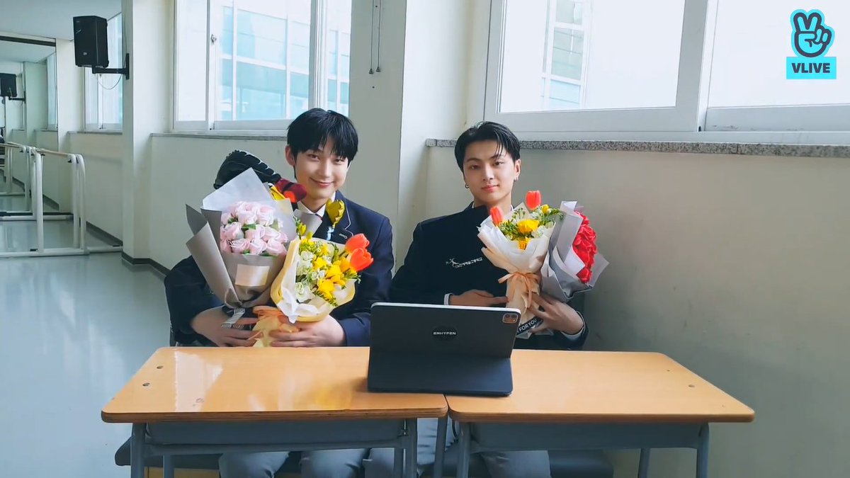 btsjinkookbts's tweet photo. Capture time! Congratulations again Sunoo and Jay! I'm always proud of you both! Fighting!!!🦊🐈‍⬛🤍 #SUNOO #JAY #SUNJAY #SUNJAYGRADUATIONDAY @ENHYPEN_members #ENHYPEN https://t.co/m22JD89dNs