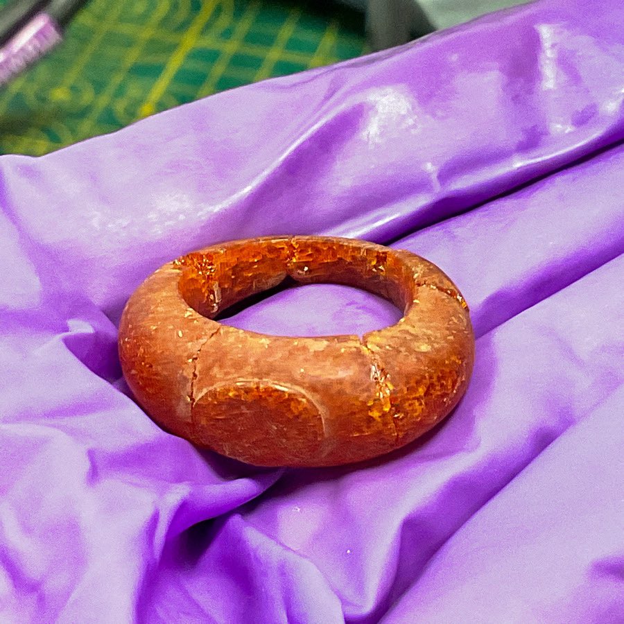 JetSarah's tweet image. I couldn’t help but drool over this non-black artefact! Of course my first question was is it heat treated or is this colour 1700 years of natural oxidisation?
#Archaeology #gemmology #amber #RomanBritain #lapidaryhistory #binchesterromanfort @ArcDurham
