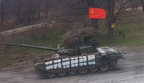 foxbat1947's tweet photo. Soviet Union flag spotted on top of Russian tank in Ukraine. USSR invade Ukraine 2022 #Russia #UkraineRussia #UkraineUnderAttack #Kyiv https://t.co/aD3BdabKGZ