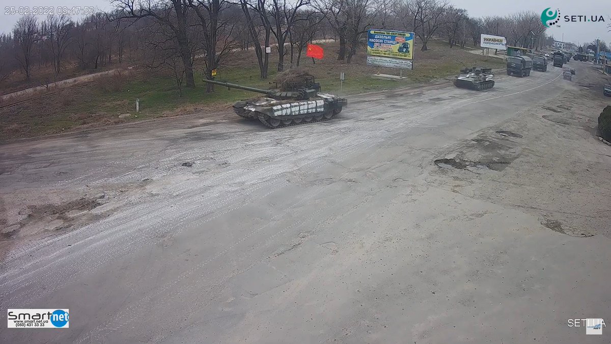 niporwifi's tweet photo. En Nova Kakhovka (norte de Crimea) se está moviendo una columna inmensa de blindados rusos. Uno de ellos lleva la bandera de la URSS. https://t.co/nbFIoG8YPb