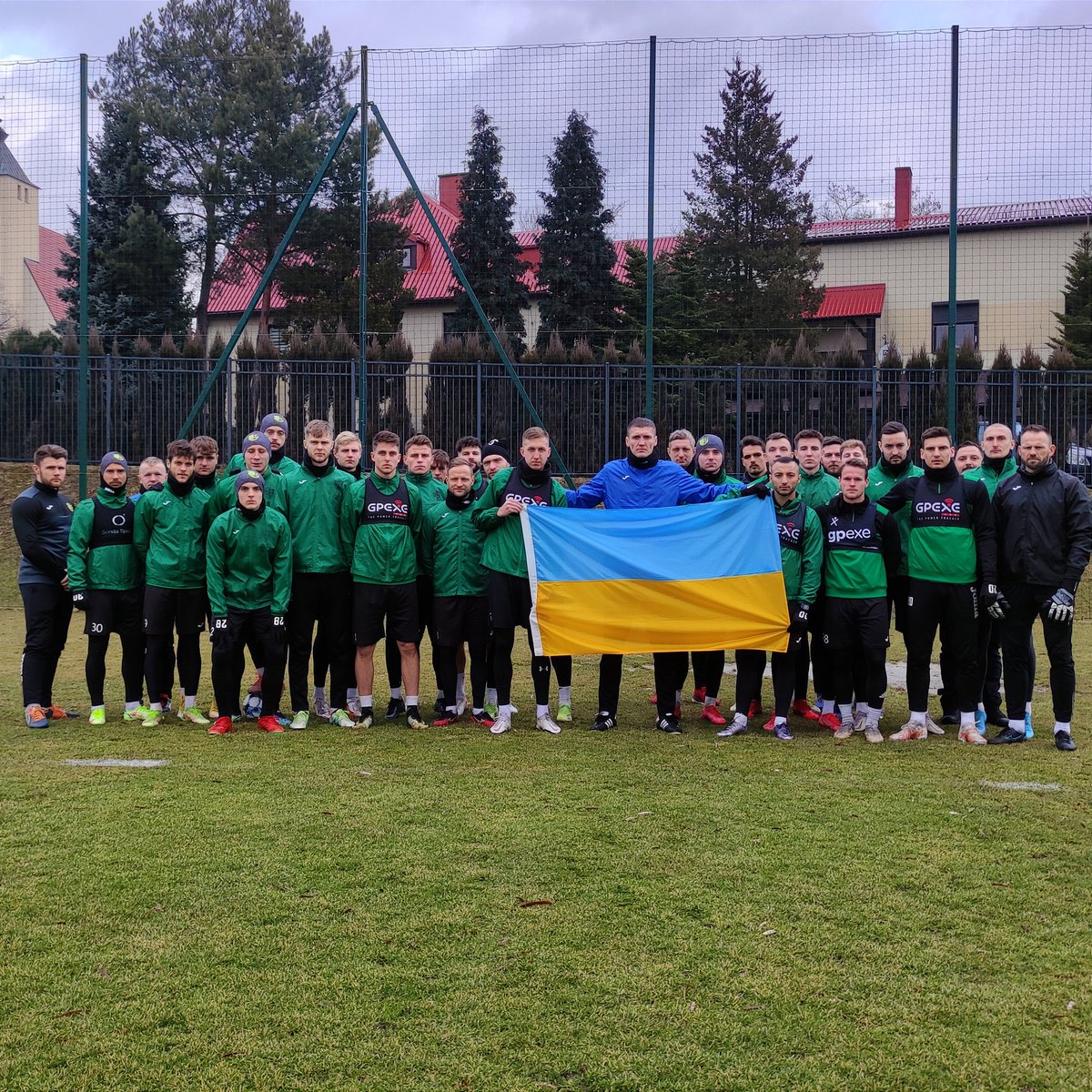 GKS_JASTRZEBIE's tweet photo. Panowie, jesteśmy z Wami! ✊🇺🇦 #StandWithUkraine https://t.co/yKZjqJEd9V