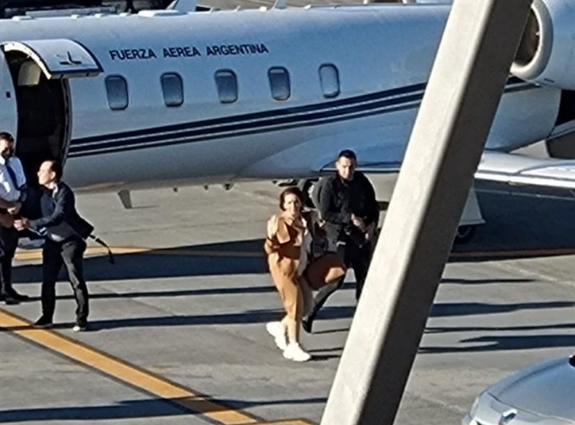 Cristina a Calafate en jet de fuerza aerea. U$ 22 mil dolares el tramo.....
