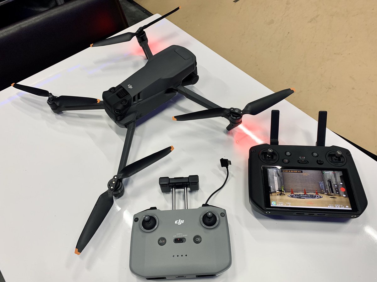 lionsfacility's tweet image. Mavic3のプロポをグレードアップされにご来店✨
高輝度モニターがついて快適フライトになります☺️
従来のタブレットをつけるタイプより重心の位置が下がるのとグリップもよいので持ちやすいです🎵

 #Mavic3  #RCPRO #DJI  #ドローンショップ
