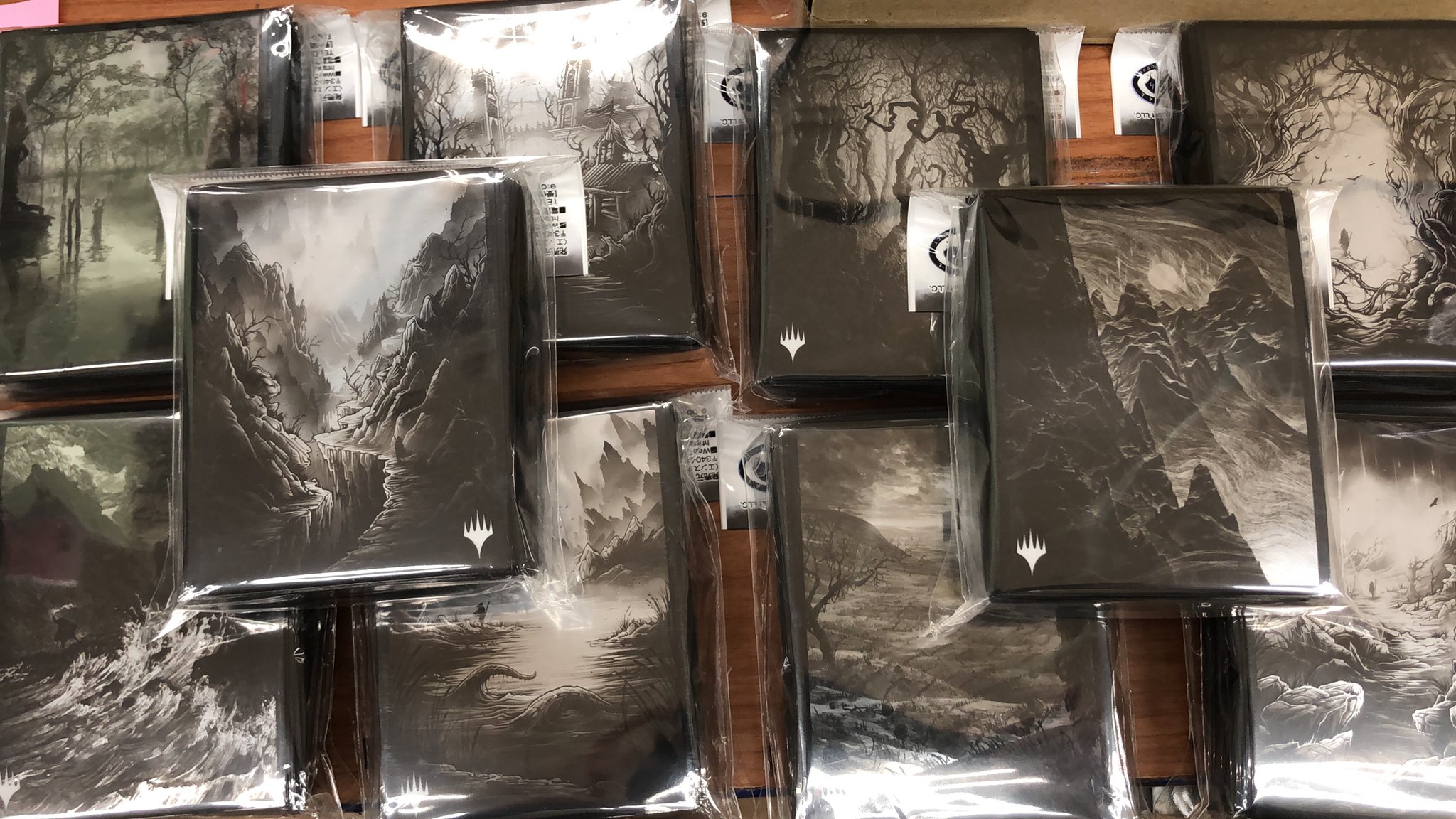 ブックオフ旭川永山店 本日発売 Mtg 永遠の夜 基本土地スリーブ 各種 入荷しました 所々にゴシックやコズミックなホラー感があって良いですね ご利用お待ちしております T Co Knnxl5ffq2 Twitter