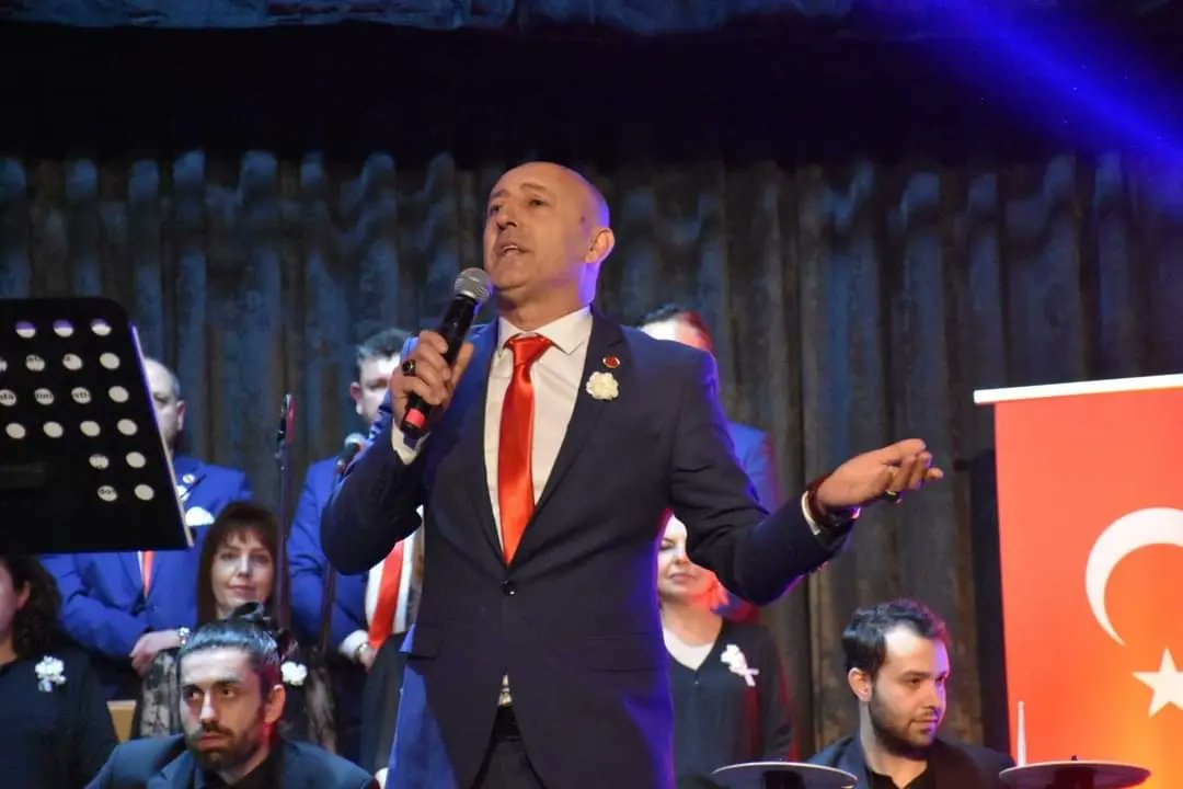 gemlikbld's tweet photo. 🎤 Programda Gemlikli muhtarlarımız Göksal Noca ve Mürüvet Günay da sahne aldı. Orkestra Şefi Serkan Kiviz'e çiçeğini ise Belediye Meclis Üyemiz Mehtap Ünlü takdim etti. https://t.co/fZLTs5MAoQ