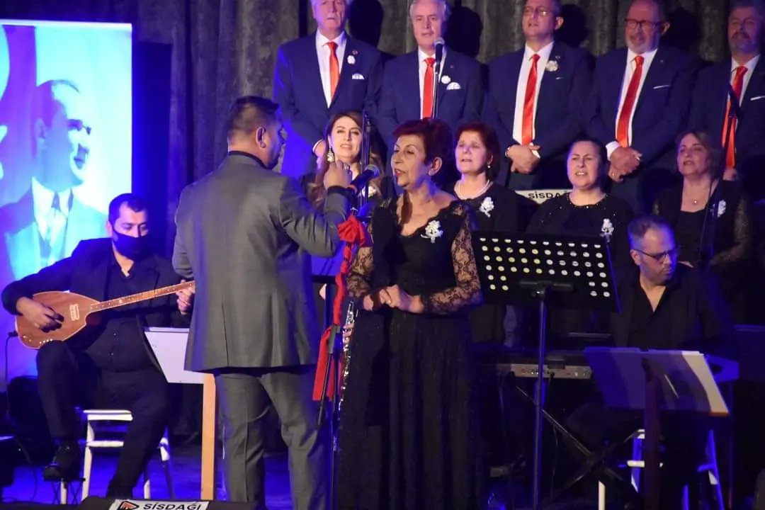 gemlikbld's tweet photo. 🎤 Programda Gemlikli muhtarlarımız Göksal Noca ve Mürüvet Günay da sahne aldı. Orkestra Şefi Serkan Kiviz'e çiçeğini ise Belediye Meclis Üyemiz Mehtap Ünlü takdim etti. https://t.co/fZLTs5MAoQ