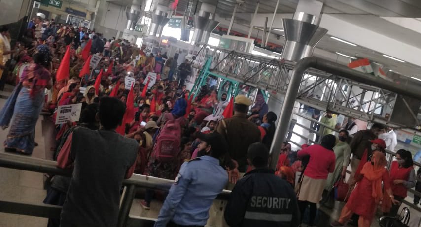 onlytruth999's tweet photo. Outside the Delhi WCD office in Kashmere gate right now.Anganwadi workers protesting for fair wages last almost 1 month.@ndtvindia @ABPNews @RubiDilaik @BBCHindi @CNNnews18 @PTI_News https://t.co/ITkHoGa8JP