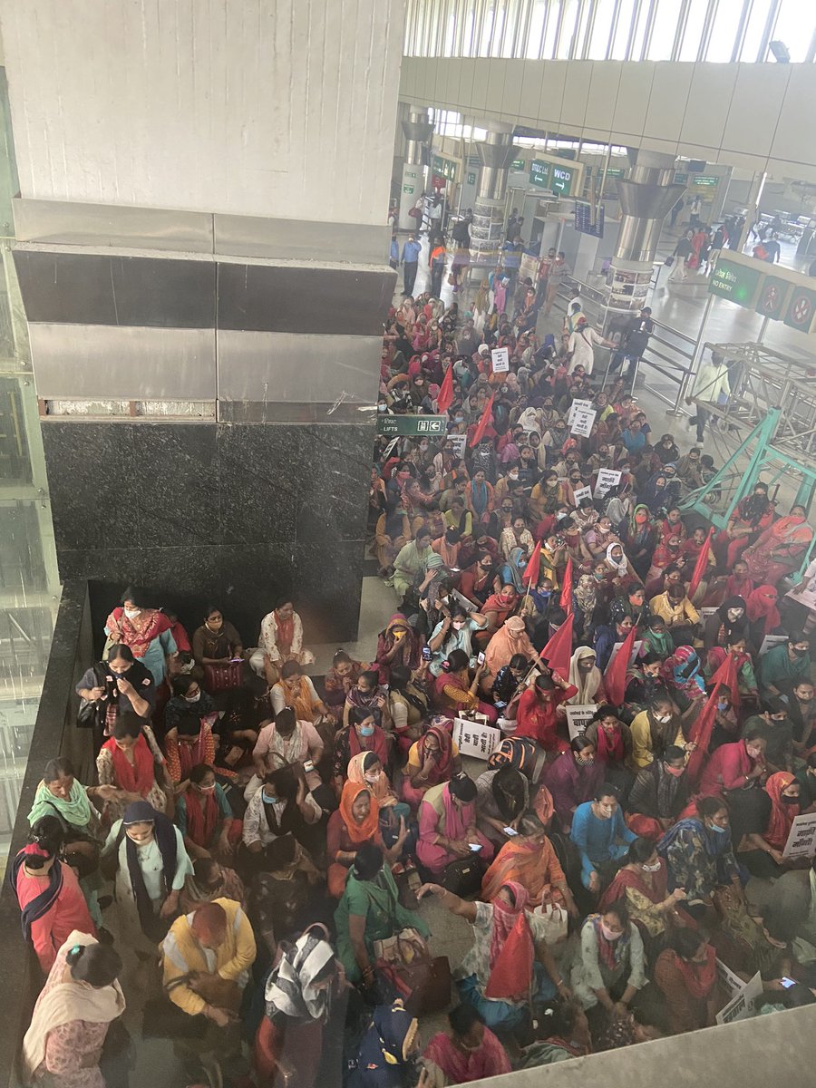 onlytruth999's tweet photo. Outside the Delhi WCD office in Kashmere gate right now.Anganwadi workers protesting for fair wages last almost 1 month.@ndtvindia @ABPNews @RubiDilaik @BBCHindi @CNNnews18 @PTI_News https://t.co/ITkHoGa8JP