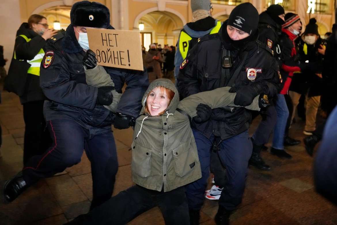 BriefEurope's tweet photo. #Photos: Hundreds arrested as Russians protest invasion of Ukraine

#russianinvasion #UkraineRussiaConflict #RussiaUkraine https://t.co/McfSFTBGQF