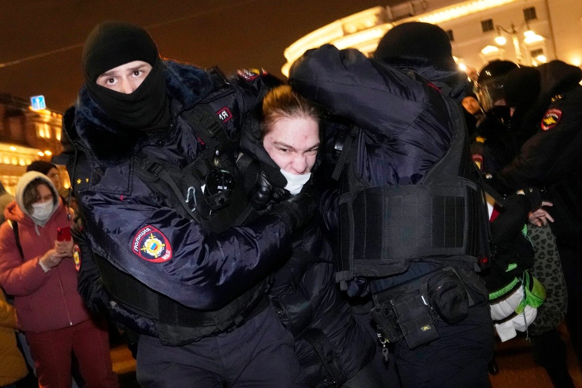 BriefEurope's tweet photo. #Photos: Hundreds arrested as Russians protest invasion of Ukraine

#russianinvasion #UkraineRussiaConflict #RussiaUkraine https://t.co/McfSFTBGQF