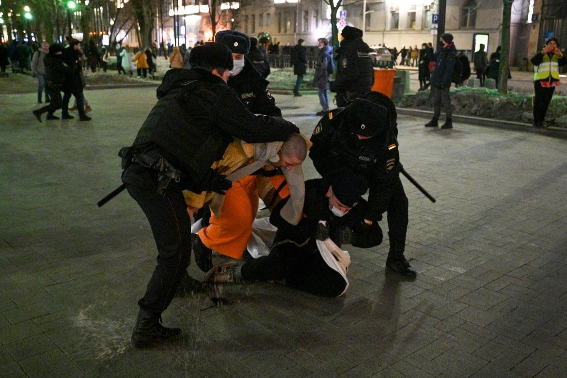 BriefEurope's tweet photo. #Photos: Hundreds arrested as Russians protest invasion of Ukraine

#russianinvasion #UkraineRussiaConflict #RussiaUkraine https://t.co/McfSFTBGQF