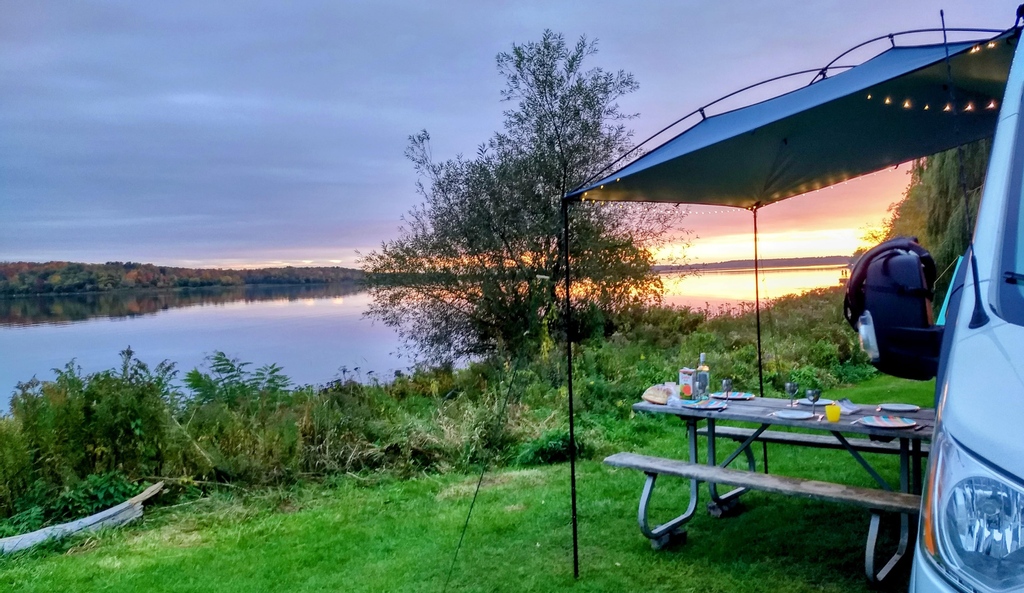 womensvancoll's tweet photo. ⁠Take a dip after dinner? ⁠ https://t.co/NYPSlM341M