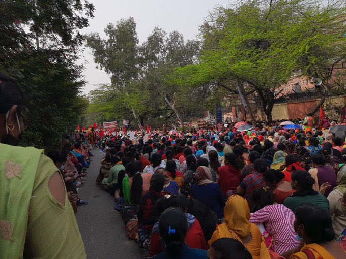 onlytruth999's tweet photo. Outside the Delhi WCD office in Kashmere gate right now and Vikas Bhawan -2 Anganwadi workers protesting for fair wages last almost 1 month.@ndtvindia @ABPNews @RubiDilaik @BBCHindi @CNNnews18 @PTI_News @aajtak https://t.co/I4DBXLSlJJ