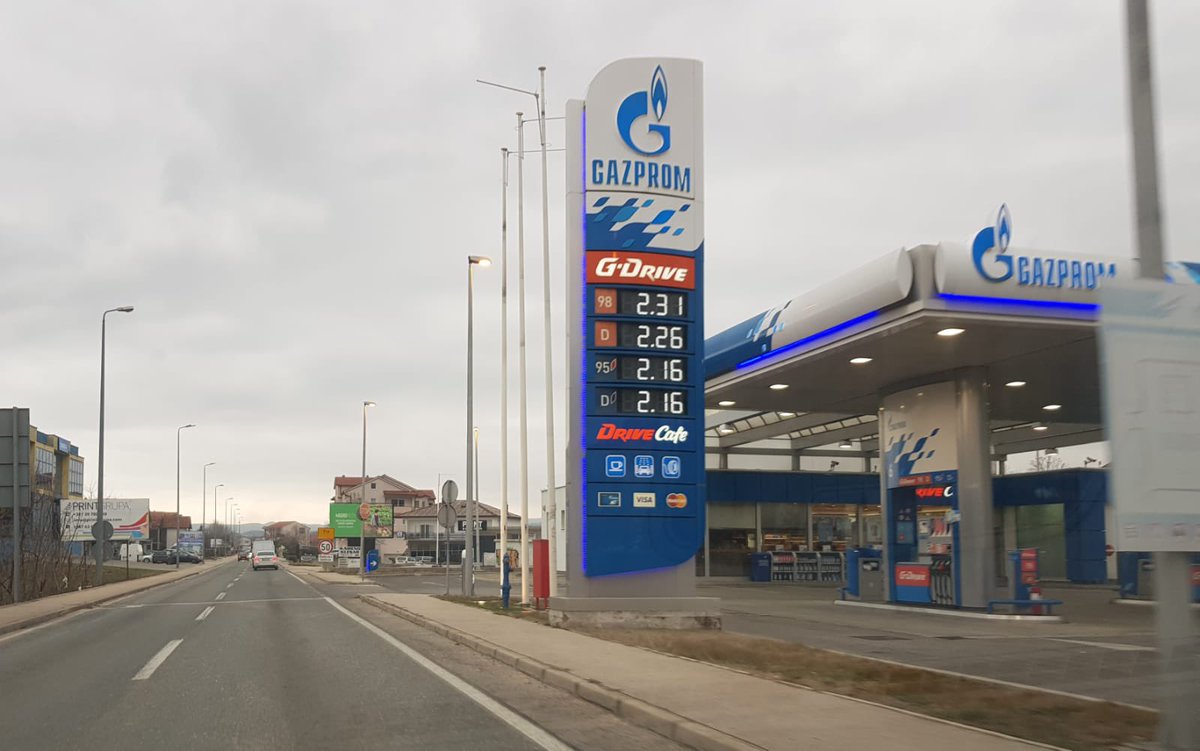 SadmirMustafic's tweet photo. Umjesto kačenja ukrainske zastave na mreže zaobiđite i preporučite drugima da zaobiđu Gazprom pumpe u BiH. Pa onda je i okačite. https://t.co/pPbkfqebbJ