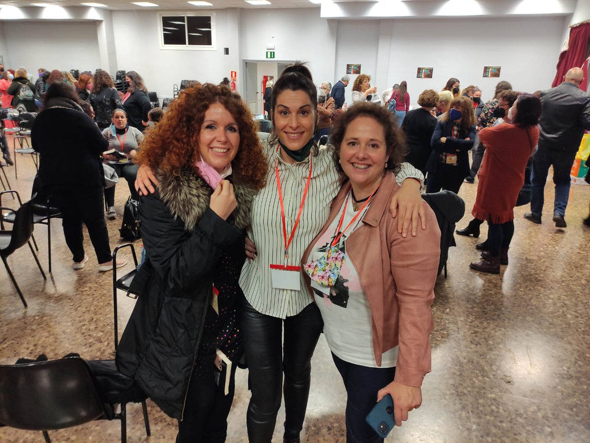 Repasando fotos del móvil, he dado con una que me encanta en la que estoy con mis queridas <a href="/SoloTuya2015/">Anabel García</a>, una de mis escritoras favoritas, y María Jesús, una de las organizadoras de @Maynu72 ❤️. ¡No podéis ser más bonitas!