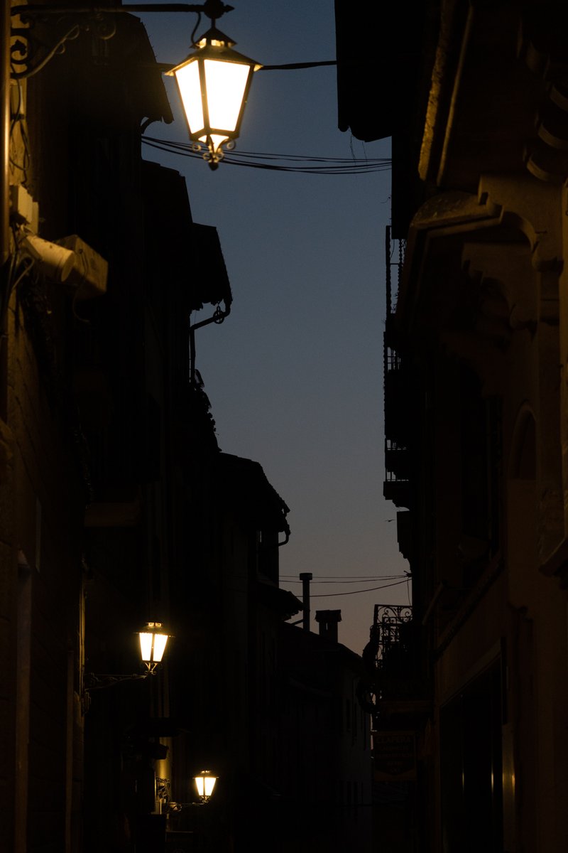 They talk to each other... The lights
º
Ellas hablan entre sí... Las luces
º
#vic #catalunya_streets #omt_bnw #omt_street #catalunya_llum #catalunya_fosca #osona #raconsde_catalunya #chiaroscuro #chiaroscurophotography #farolas #atardeceresmágicos #sunsetphotography #skynight