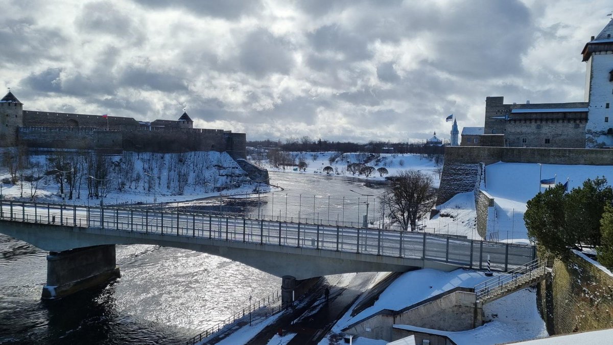 Pillandia's tweet photo. 🇪🇪 Ida-Virumaa ja Lääne-Ingerimaa vahel piir 2022. aastal.
🇬🇧 Narva River, marking the border between Vironia and Ingria (2022).
https://t.co/NVDeKhC3wL
#Eesti #Estonia #Jaanilinn #Ivangorod #Narva #Virumaa #Ingerimaa https://t.co/ORGJyMDQ69