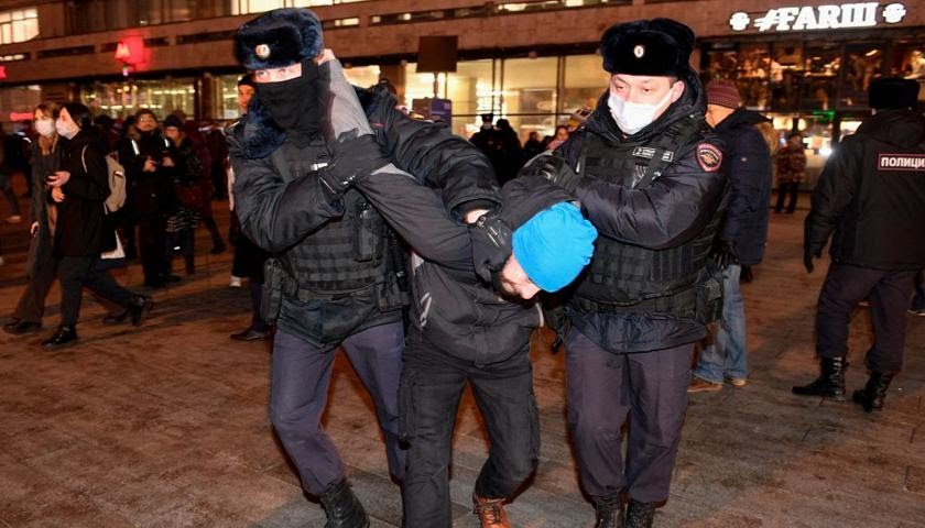 manginobrioches's tweet photo. Volevo dire a quelli che per mesi sono scesi in piazza urlando "#DittaturaSanitaria" che chi scende in piazza sotto le dittature viene rastrellato e arrestato, non va a parlare in tv e lamentarsi sui social.
#RussiaUkraineConflict #Russia https://t.co/hT6UZcXort