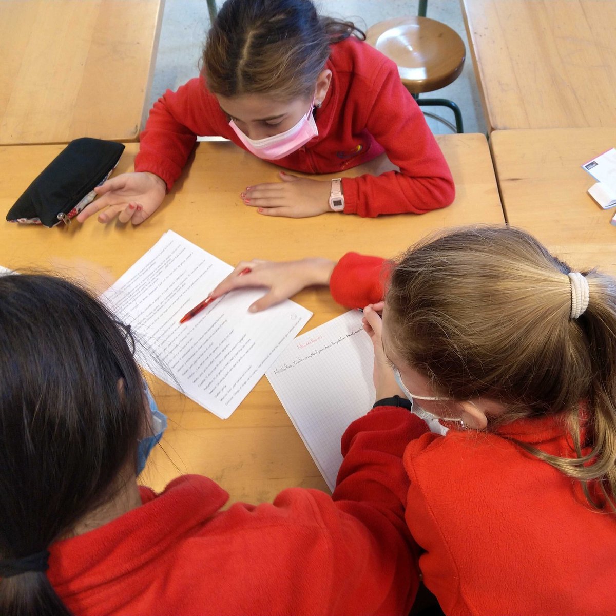 En el proyecto #APieDeBarrio apoyado por el  @AyuntamientoLPA , los niños, niñas y adolescentes también cuentan con apoyo para realizar las tareas del colegio o instituto. ¡Lo mejor de todo es que a veces ese apoyo viene de los y las compañeras! <a href="/bloqueabloque/">Bloque a Bloque</a> <a href="/apiederisco/">A Pie de Risco</a>