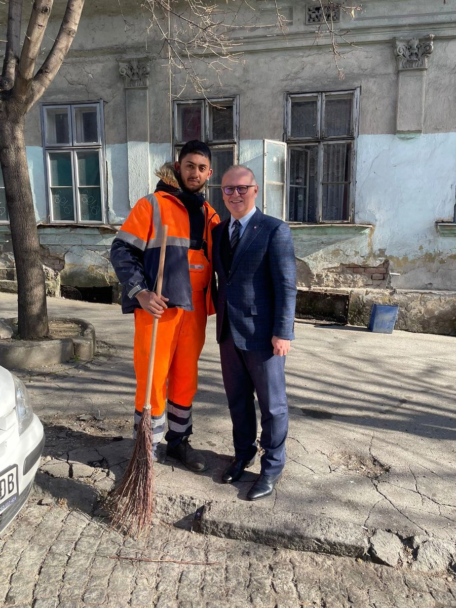 sicveO11's tweet photo. Јутрос у Скадарлији са нашим вредним Синаном, који одржава овај део града.

Синан је диван и вредан човек који воли свој Београд и коме дугујемо захвалност за то што је наш град чист.

Заједно можемо све. 💪

Београд побеђује! https://t.co/9GQhtMmZQ7