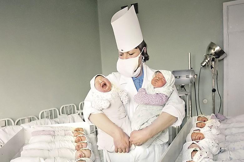 В 2021 году  зарегистрировали 10132 новорожденных: 5236 мальчиков и 4896 девочек, 92 двойни.
35% - первенцы;
39% - вторые малыши;
26% - третьи и последующие дети в семьях (+2%).
Самый крупный новорождённый весил 6кг 140гр (девочка), вес самого маленького малыша 600гр (мальчик).👇