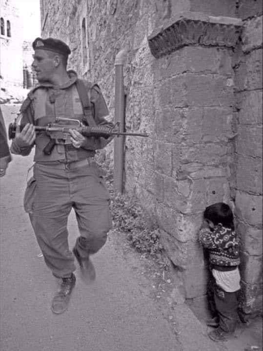 جنگ میں سب سے زیادہ نقصان اُن کا ہوتا ہے،
جن کا جنگ سے کوئی تعلق نہیں ہوتا۔