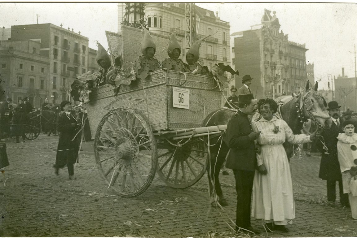 BoigBCN's tweet image. Rua de Carnaval de Barcelona el 1910-1915. El Carnaval a principis de segle XX era festa grossa, molt més que ara, la multitud ocupava el centre de la Ciutat. Fil

1. Carrossa guanyadora del 1r premi de carros, "Lo Cistell de la Criada"

📷 F. Ballell
