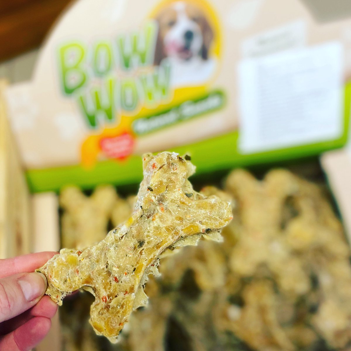 barf_us's tweet photo. Nervi “netur” par pasaulē notiekošo? Iedod mīlulim uzgrauzt kārumu! Dabisks/veselīgs/diētisks 👉🏻 BowWow kauliņš ar glukozamīnu! 🦴 https://t.co/fwslGhCUTt https://t.co/qyvuwjoHiM