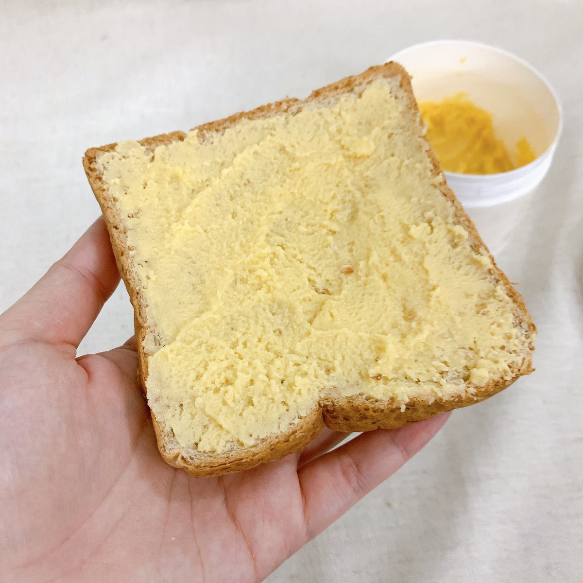 aispdiary's tweet image. เชื่อเถอะว่าอร่อยจริง ดูจากปริมาณที่เหลืออยู่ตอนนี้ แง้ จะหมดแล้วแม่ เนยโฮมเมด ของ una. คือเค้ามีกลิ่นหอม ไม่หวานเลี่ยน รสชาติกลมกล่อมมาก ชอบกันทั้งบ้าน แม่ ป้า หลาน ถูกใจหมด! ทาเยอะๆ แล้วเอาเข้าหม้อทอด ไฟ 160 เวลา 5 นาที ฟินมาก นี่ทำกินตอนเช้าทุกวัน #อร่อยบอกต่อ #อร่อยไปแดก